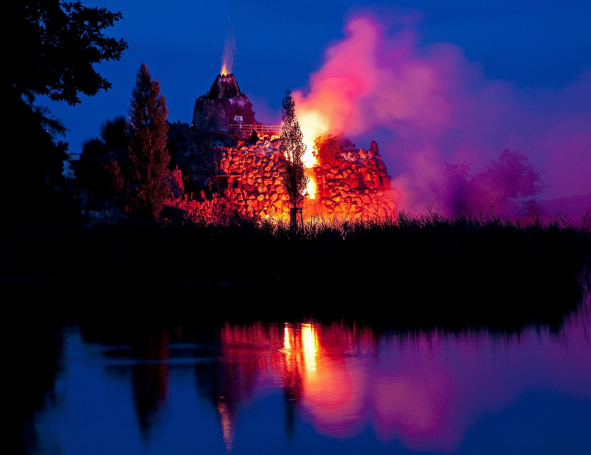 Echtzeit - Online Magazin - Feuer und Flamme frs Gartenreich: Der Vulkan  ruft auch 2025!